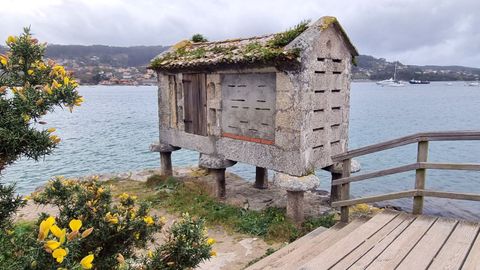 Hórreo al lado del mar en Aldán, Cangas
