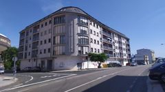 El edificio se encuentra en la avenida da Penela, en una de las entradas de la villa ortegana