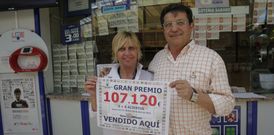 Mercedes y Antonio en su despacho de Carrefour de Alfonso Molina, donde sellaron un boleto del euromillones agraciado con m�s de 100.000 euros y cuyo propietario ya ingres� en el banco. 
