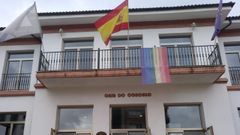 La bandera del arco iris pende del balc�n de la casa consistorial