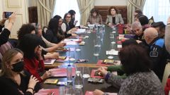 Mesa local contra la violencia machista en Santiago, presidida por la alcaldesa, Goretti Sanmart�n, y la subdelegada del Gobierno, Mar�a Rivas
