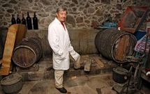 Jes�s no solo sabe fondar barriles, tambi�n sabe hacerlos: �<span lang= gl >Te�o tres feitos por min, de carballo do pa�s</span>�, dice mostr�ndolos.