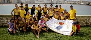 Los integrantes de Amegrove posan con la bandera Teresa Herrera.