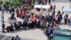 Entidades sociales de la Costa da Morte, formando una letra equis en la Praza do Concello de Carballo