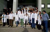 Los trabajadores del centro de salud de Carballo se concentraron durante unos minutos.