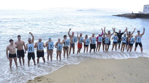 Participantes en el chapuzn reivindicativo de Pescadoira, en Bueu