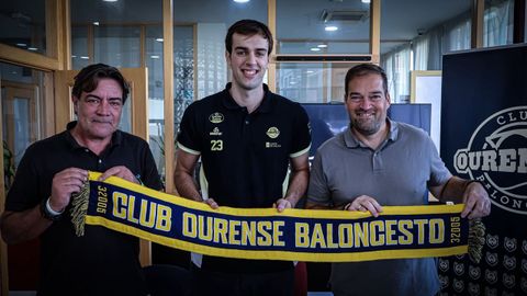 Diogo Seixas, con los padrinos de la Autoescuela San Rosendo