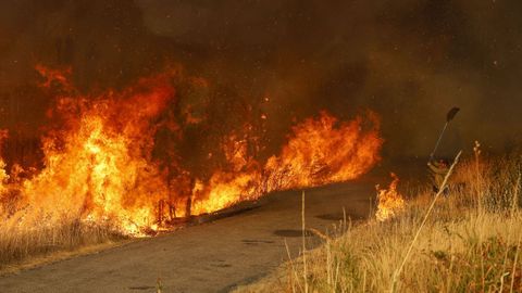 Incendio forestal en Meln, entre las aldeas de Quins y Vilaverde