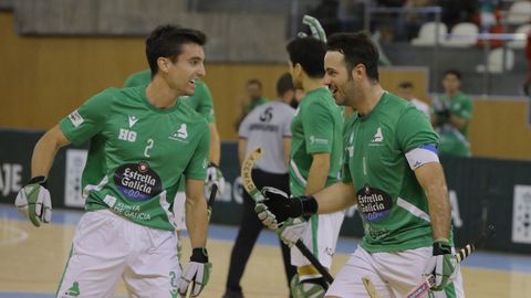 Dava Torres, a la derehca, y Sito, a la izquierda, en el partido contra el Caldes en Riazor