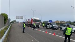 Control de la guardia civil en la A-8 en Ribadeo a la altura del puente de Los Santos