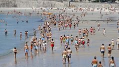 Vecinos y visitantes aprovecharon ayer el d�a para disfrutar de playas sanxenxinas como Silgar, que ya tienen instalados los servicios. 
