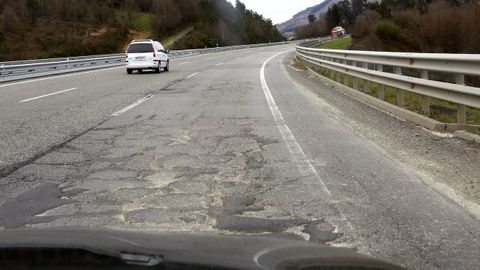 Subida de O Cereixal, con el carril derecho destrozado