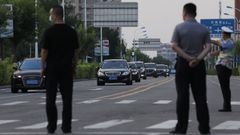 Un convoy de veh�culos llegando al hotel donde se aloja Wendy Sherman, vicesecretaria estadounidense de Estado en la ciudad de Tianjin, China
