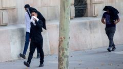 Tres de los acusados de la violaci�n m�ltiple de una menor en Manresa, el pasado d�a 4, cuando se inici� el juicio