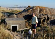 El representante de Stop Desahucios frente a la caseta en O Vilar.