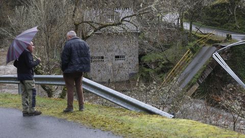 Carretera de la Diputaci�n cortada en Navia de Suarna al caerse un puente