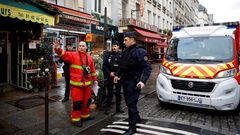 Sanitarios y agentes acordonaron la zona del tiroteo, en el distrito X de Par�s, cerca de un centro kurdo.