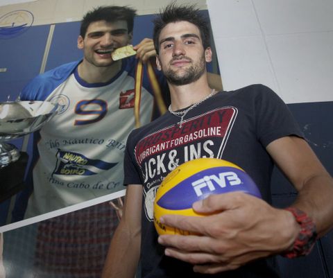 Bugallo, junto a un póster suyo colocado en A Cachada.