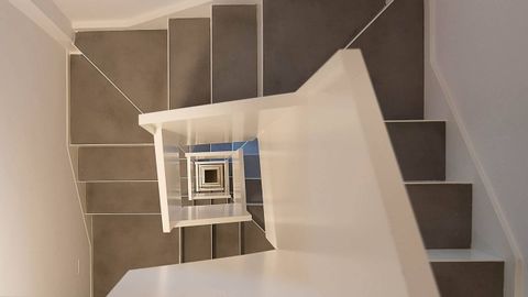 Diseño para hueco de ascensor de un edificio de Gondomar, a cargo de Vicente Pintos y Javier Antonio Franco