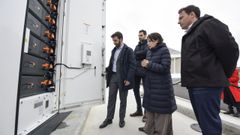 La conselleira Mar�a Jes�s Lorenzana y el CEO de Sungrow Renewables en Europa Occidental, Daniel S�nchez, este viernes en la planta de Sanxenxo