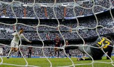 Cristiano Ronaldo bati� de penalti a Bravo en el primer gol que el Bar�a encajaba en Liga.