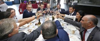 El centro comercial A Barca acogi� ayer la comida de directiva, cuerpo t�cnico y plantilla. 