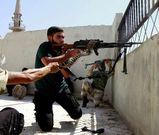 Unos rebeldes durante los combates en Suleiman Al-Halabi, cerca de Alepo.