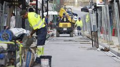 Operarios trabajando en la tarde de este martes en el �ltimo tramo de la calle de la Iglesia.