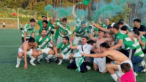 Los jugadores comenzaron la fiesta sobre el c�sped de A Fieiteira.