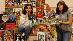 Las libreras Sandra Senra (izquierda) y Carmela Sieiro muestran en Libros para Soñar, en Vigo, parte de los muchos títulos de miedo que venden estos días.