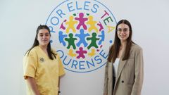 La educadora Mar�a Ulloa (izquierda) posa junto a la trabajadora social M�nica Gonz�lez.