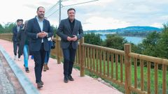 El presidente de la Diputaci�n y el alcalde de Pontedeume, ayer en la senda peatonal.