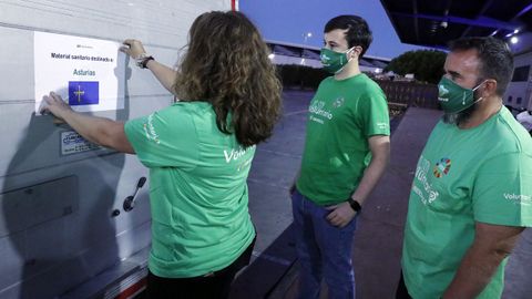 Voluntarios de Iberdrola terminan de empaquetar los respiradores para Asturias