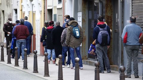 Colas a la hora de comer para recoger su men diario en la Cocina Econmica de A Corua, que abre los 365 das del ao