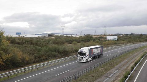 Autova A-6 y a la izquierda de la imagen terrenos sin urbanizar y ms al fondo el polgono industrial de As Gndaras de Lugo