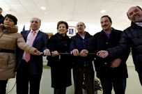 13.00 HORAS. Jurado y prometido el cargo, Mar�a Jes�s Candal (tercera por la izquierda) recibi� el bast�n de mando, que despu�s comparti� con los que ser�n los concejales de su grupo de gobierno hasta las pr�ximas elecciones municipales.