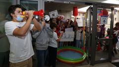 Protesta de clubes y trabajadores por el cierre de la piscina ol�mpica de Ponte Mu��os, en Pontevedra