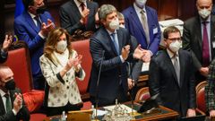 La presidenta del Senado italiano, Elisabetta Alberti Casellati, y el presidente del Congreso, Roberto Fico, aplauden tras la eleccin de Mattarella