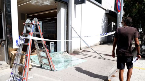 Exterior de la tienda, con el cristal blindado en el suelo