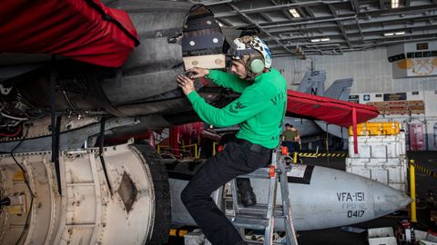 Militares norteamericanos aguardan la orden para atacar. Un marinero a bordo del Abraham Lincoln, el portaviones que ya se encuentra muy cerca de Ir�n, dentro de la estrategia del presidente de Estados Unidos de enviar una flota �enorme� ante una posible intervenci�n.