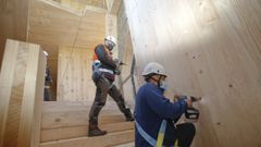 Trabajos de construccin del edificio de madera Impulso Verde