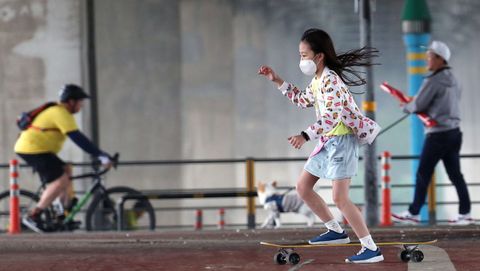 Una nia juega con un patinete en Sel, donde han cerrado de nuevo los bares
