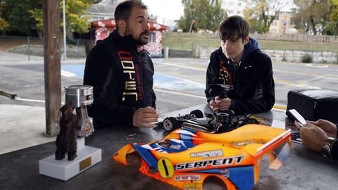 El lucense �lvaro Fern�ndez, campe�n de Espa�a de radiocontrol, junto a su padre que es mec�nico