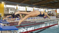 Salida a una de las pruebas celebradas ayer en la piscina Carballo Calero.