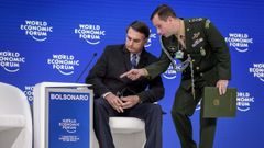 Un militar muestra el traductor autom�tico a Bolsonaro antes de su discurso en Davos