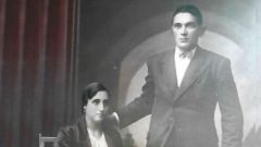 La familia de Bernardo Bern�rdez entreg� al investigador Ant�n Xaque una fotograf�a en la que el represaliado posaba junto a su mujer para un retrato.