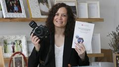 Noela, en su estudio de As Pontes, con la c�mara de fotos en una mano y la tesis en la otra