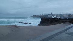La duna de�Riazor, visiblemente mermada por las olas