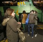 Los viajeros que llegaron a Vigo (izquierda) y A Corua (derecha) estaban cansados, enfadados y con muchas ganas de encontrarse con sus familias. 