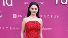 Selena Gomez posa durante la alfombra roja de la gala ben�fica Rare Impact Fund